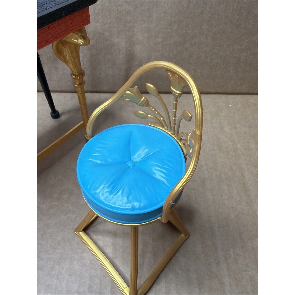 Monster High Doll G3 Cleo de Nile Self-scare Day Mirrored Vanity Table & Stool - Picture 4 of 9
